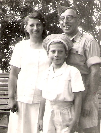 אהרון כהן עם הוריו 1945