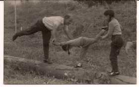 אדוה מרב ואבא אילן בשיווי משקל על צינור תל-יוסף, פסח 1966